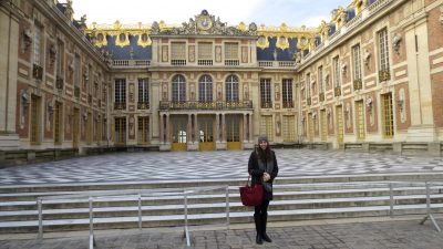 Jessica in front of the Chateau Versailles