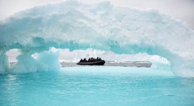 students on ice - icebergs